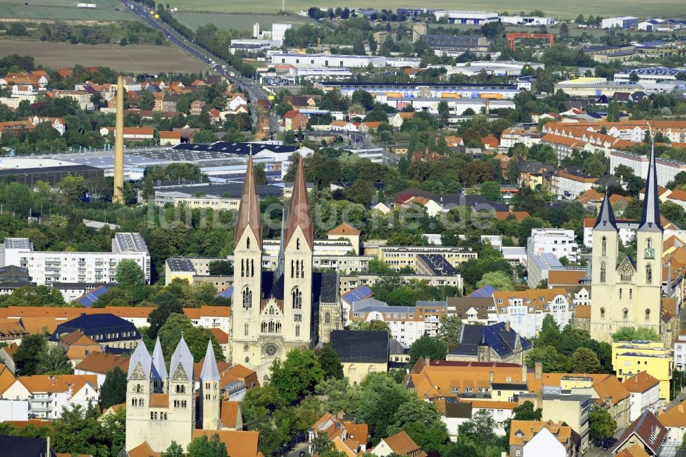 Halberstadt aus der Vogelperspektive: Silhouette des Innenstadtbereiches in Halberstadt im Bundesland Sachsen-Anhalt, Deutschland