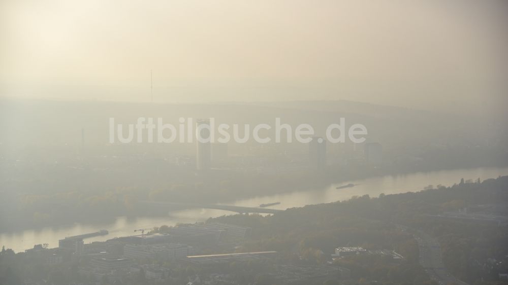 Bonn aus der Vogelperspektive: Silhouette des vernebelten Innenstadtbereiches im Ortsteil Gronau in Bonn im Bundesland Nordrhein-Westfalen, Deutschland