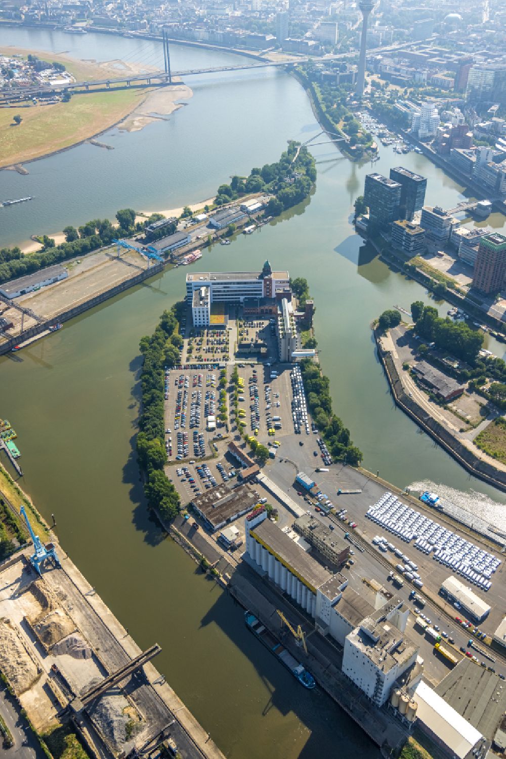 Luftbild Düsseldorf - Silo und Getreide- Speicher mit angrenzenden Lagerhallen der der Weizenmühle Plange in Düsseldorf im Bundesland Nordrhein-Westfalen, Deutschland
