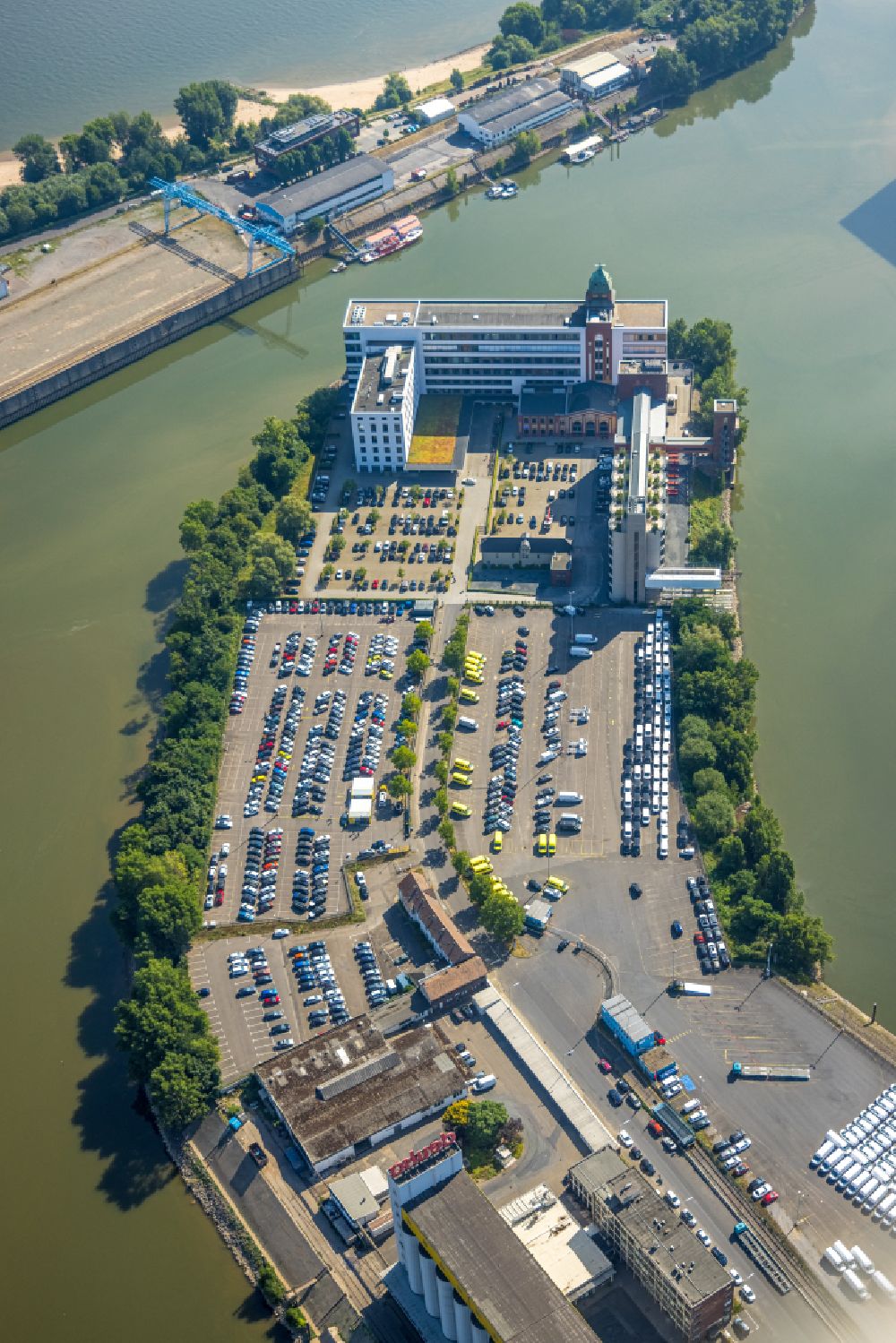 Düsseldorf von oben - Silo und Getreide- Speicher mit angrenzenden Lagerhallen der der Weizenmühle Plange in Düsseldorf im Bundesland Nordrhein-Westfalen, Deutschland