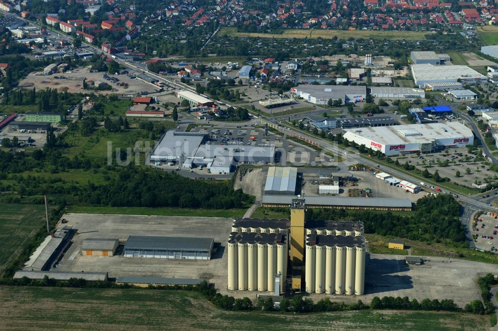 Luftaufnahme Halberstadt - Silo und Getreide- Speicher mit angrenzenden Lagerhallen in Halberstadt im Bundesland Sachsen-Anhalt, Deutschland