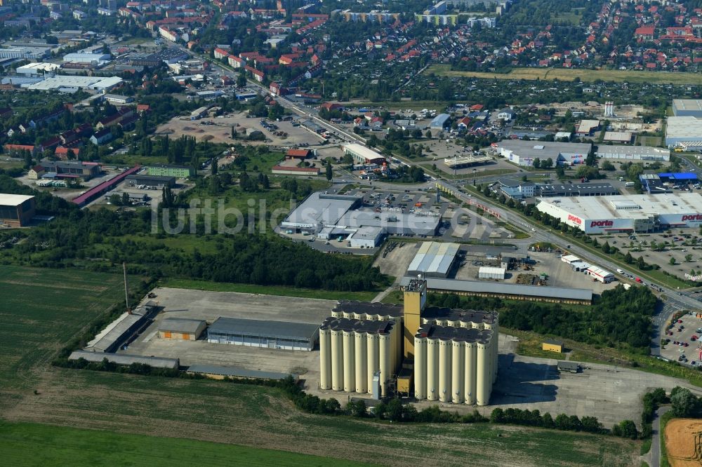 Halberstadt von oben - Silo und Getreide- Speicher mit angrenzenden Lagerhallen in Halberstadt im Bundesland Sachsen-Anhalt, Deutschland