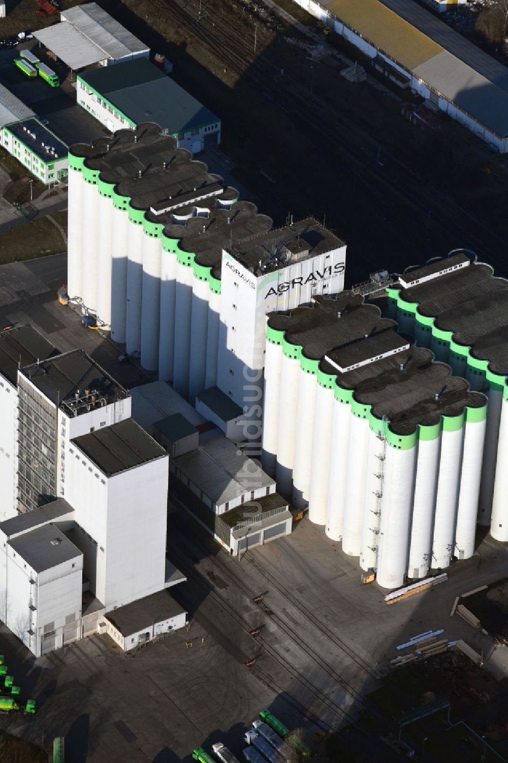 Luftbild Querfurt - Silo und Getreide- Speicher mit angrenzenden Lagerhallen am Obhäuser Weg in Querfurt im Bundesland Sachsen-Anhalt, Deutschland