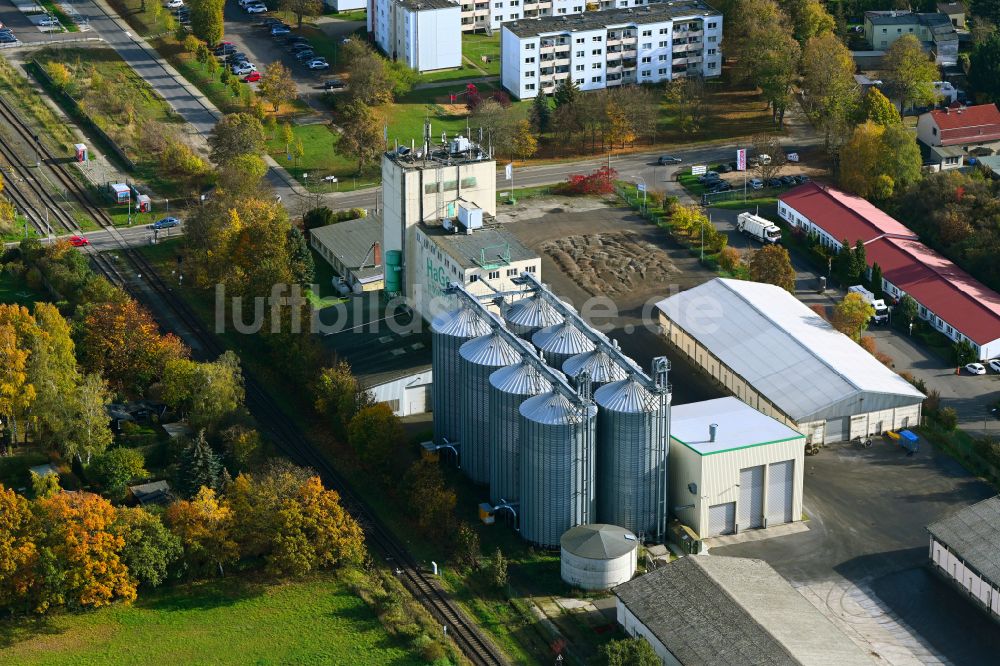 Werneuchen aus der Vogelperspektive: Silo und Getreide- Speicher mit angrenzenden Lagerhallen in Werneuchen im Bundesland Brandenburg, Deutschland