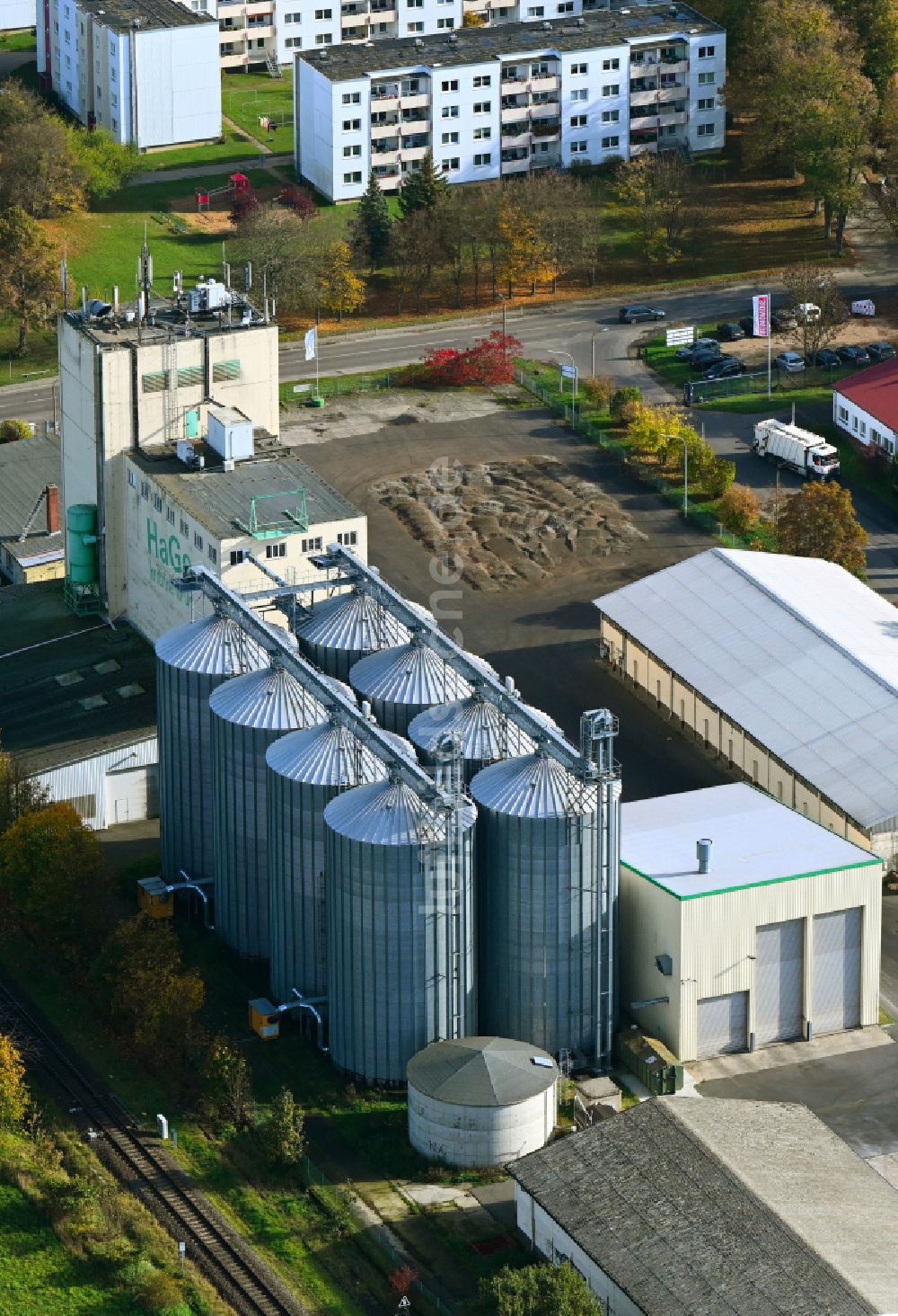 Luftbild Werneuchen - Silo und Getreide- Speicher mit angrenzenden Lagerhallen in Werneuchen im Bundesland Brandenburg, Deutschland