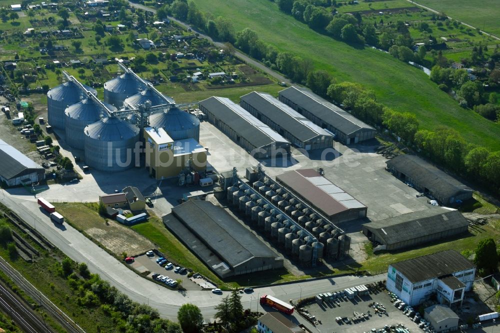 Luftaufnahme Südharz - Silo und Getreide- Speicher der BARO Lagerhaus GmbH & Co. KG im Ortsteil Roßla in Südharz im Bundesland Sachsen-Anhalt, Deutschland