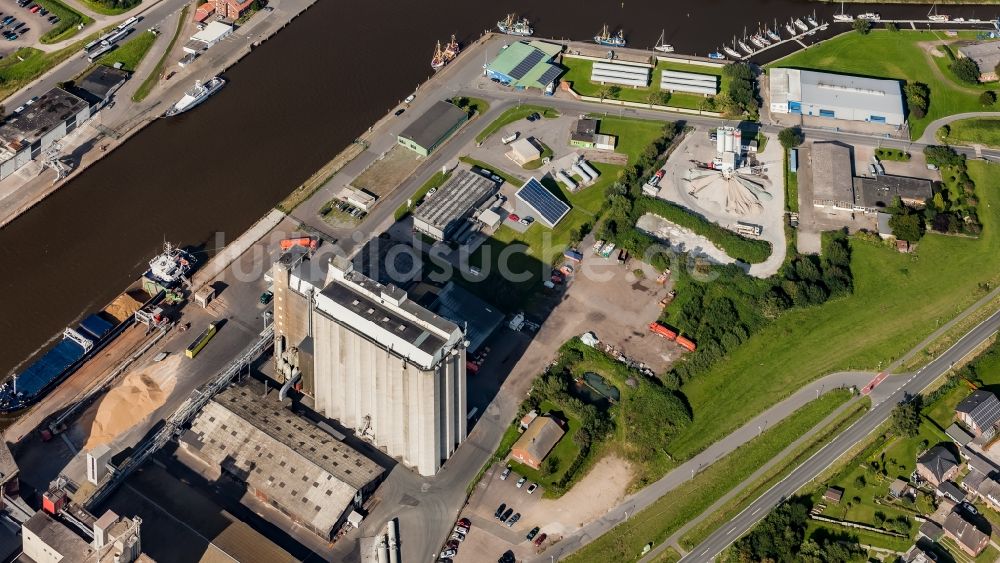 Luftbild Husum - Silo Getreide- Speicher mit Lagerhallen und Hafenanlagen in Husum im Bundesland Schleswig-Holstein, Deutschland
