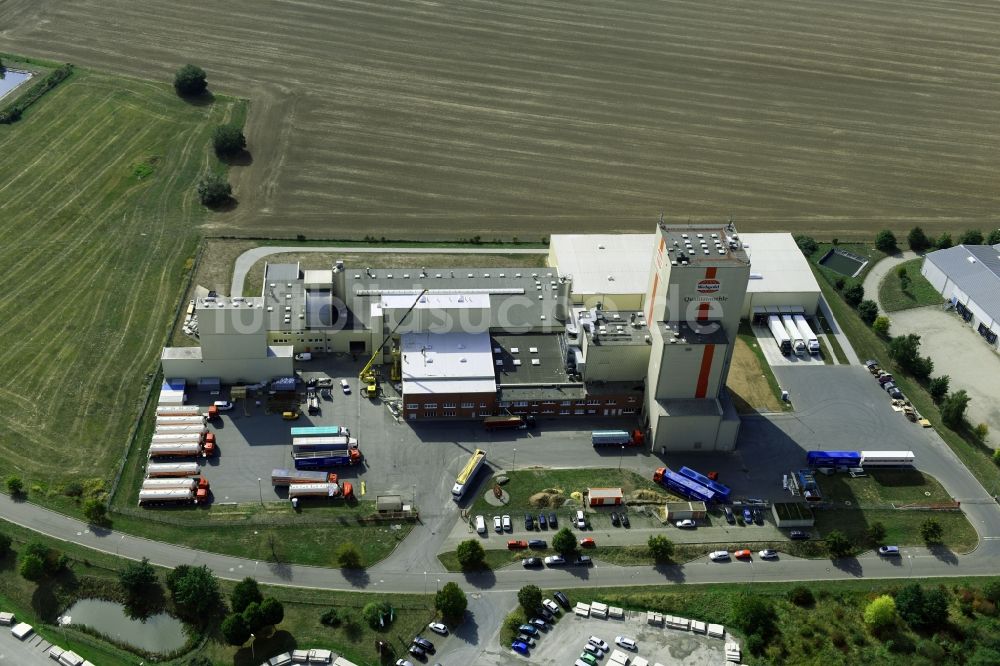 Luftaufnahme Heidegrund - Silo und Getreide- Speicher im Ortsteil Weickelsdorf in Heidegrund im Bundesland Sachsen-Anhalt, Deutschland