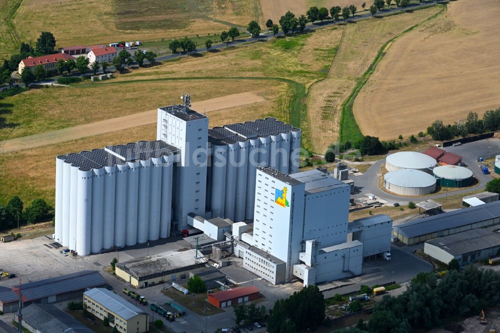 Herzberg (Elster) von oben - Silo und Getreide- Speicher und Tierfutterfabrik in Herzberg (Elster) im Bundesland Brandenburg, Deutschland