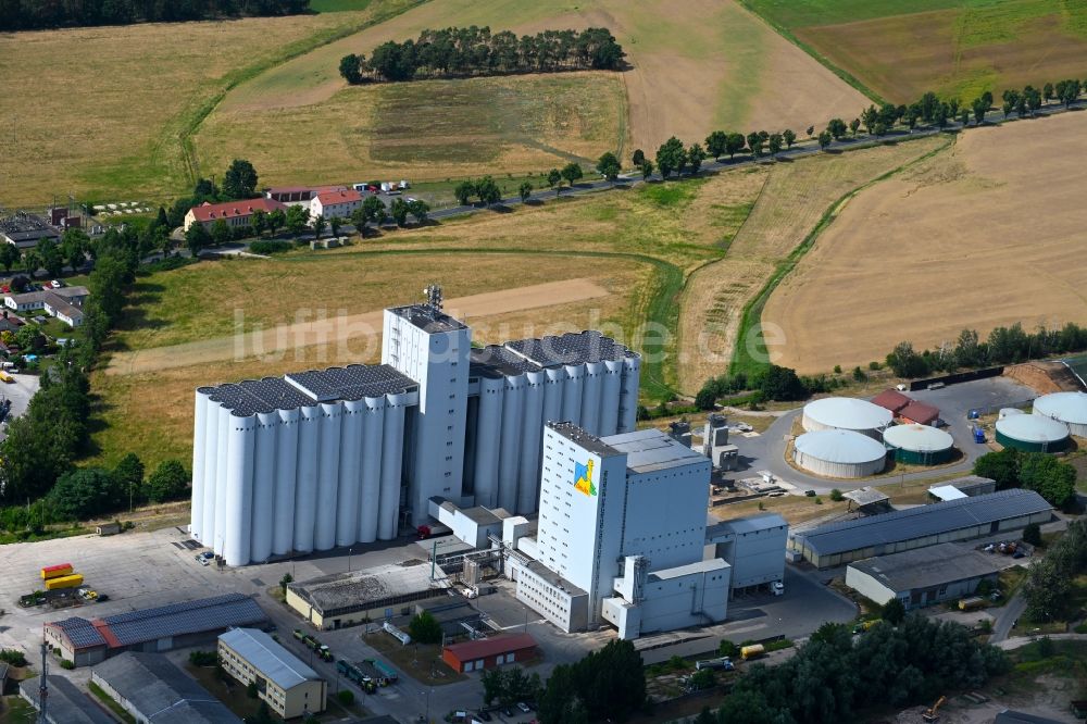 Herzberg (Elster) aus der Vogelperspektive: Silo und Getreide- Speicher und Tierfutterfabrik in Herzberg (Elster) im Bundesland Brandenburg, Deutschland