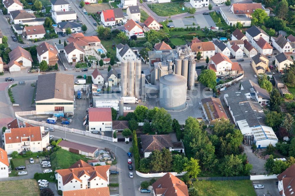 Luftbild Hochdorf-Assenheim - Silos zur Lagerung von Getreide der Deller Mühle in Hochdorf-Assenheim im Bundesland Rheinland-Pfalz, Deutschland