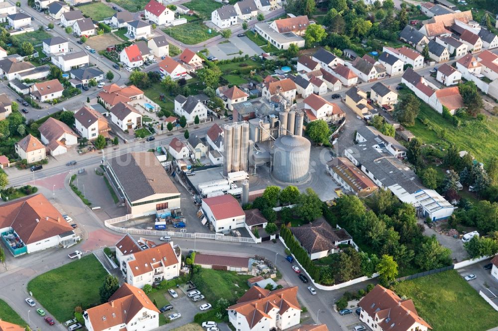 Luftaufnahme Hochdorf-Assenheim - Silos zur Lagerung von Getreide der Deller Mühle in Hochdorf-Assenheim im Bundesland Rheinland-Pfalz, Deutschland