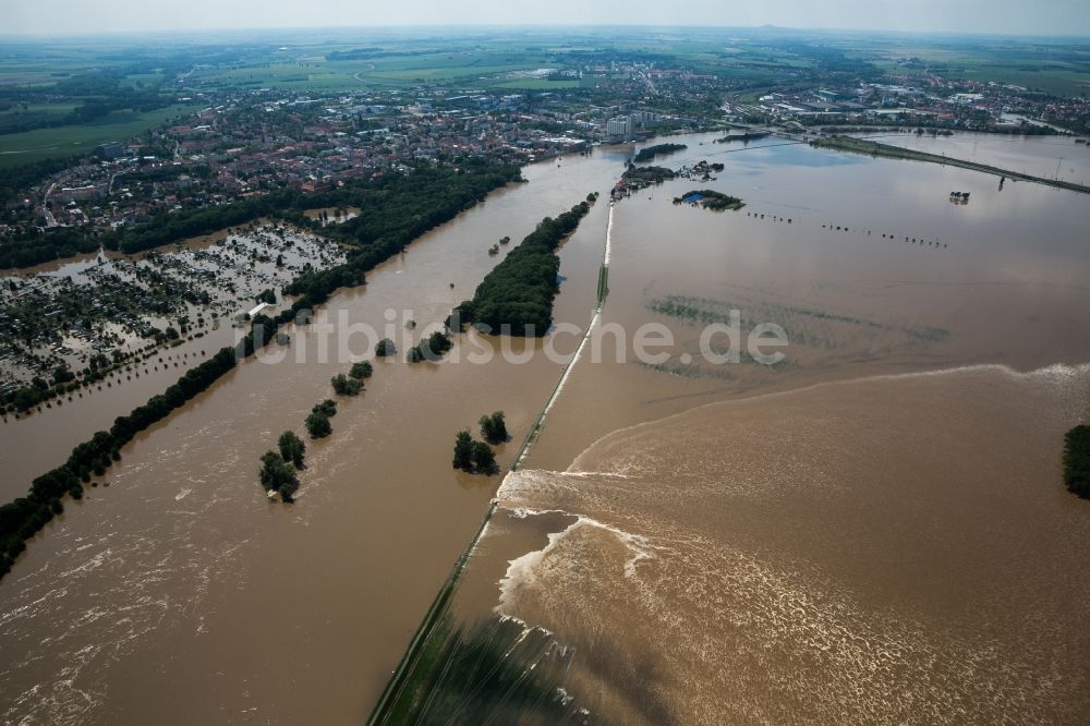 Luftbild Riesa - Situation während und nach dem Hochwasser an den Nord- und Süd-Ufern der Elbe bei Riesa und Nünchritz im Bundesland Sachsen