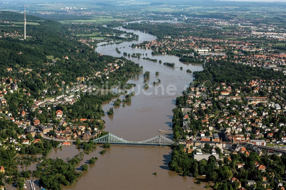 Dresden aus der Vogelperspektive: Situation während und nach dem Hochwasser am Ufer der Elbe in der Altstadt in Dresden im Bundesland Sachsen