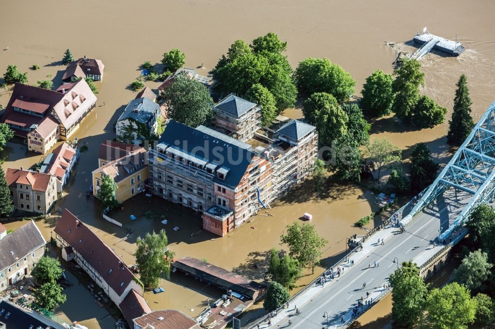 Luftbild Dresden - Situation während und nach dem Hochwasser am Ufer der Elbe in der Altstadt in Dresden im Bundesland Sachsen