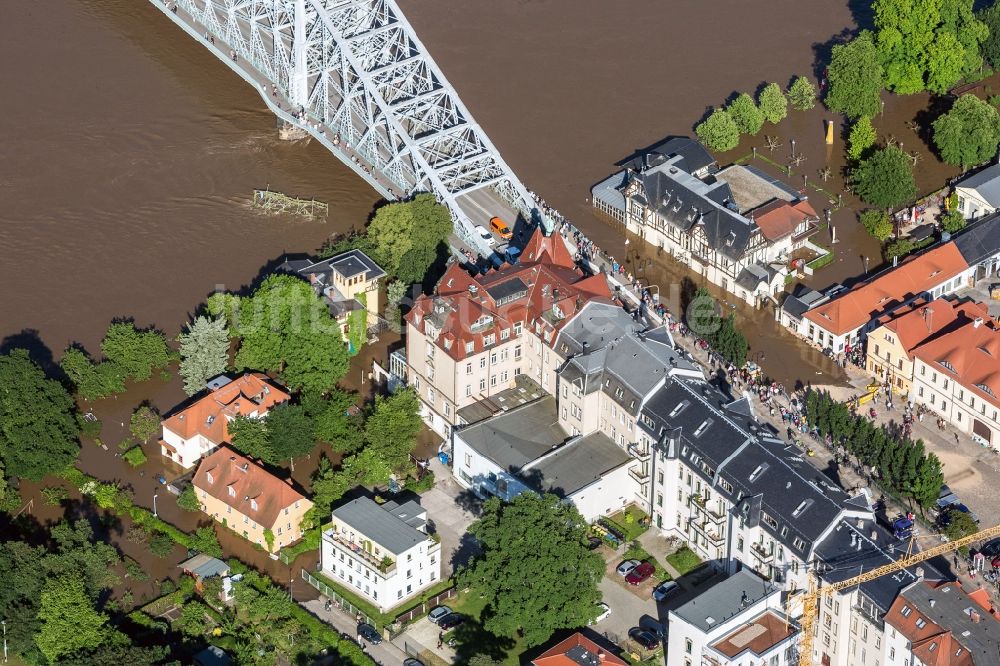 Luftaufnahme Dresden - Situation während und nach dem Hochwasser am Ufer der Elbe in der Altstadt in Dresden im Bundesland Sachsen