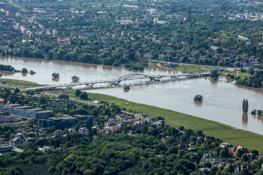 Luftaufnahme Dresden - Situation während und nach dem Hochwasser am Ufer der Elbe in Dresden im Bundesland Sachsen