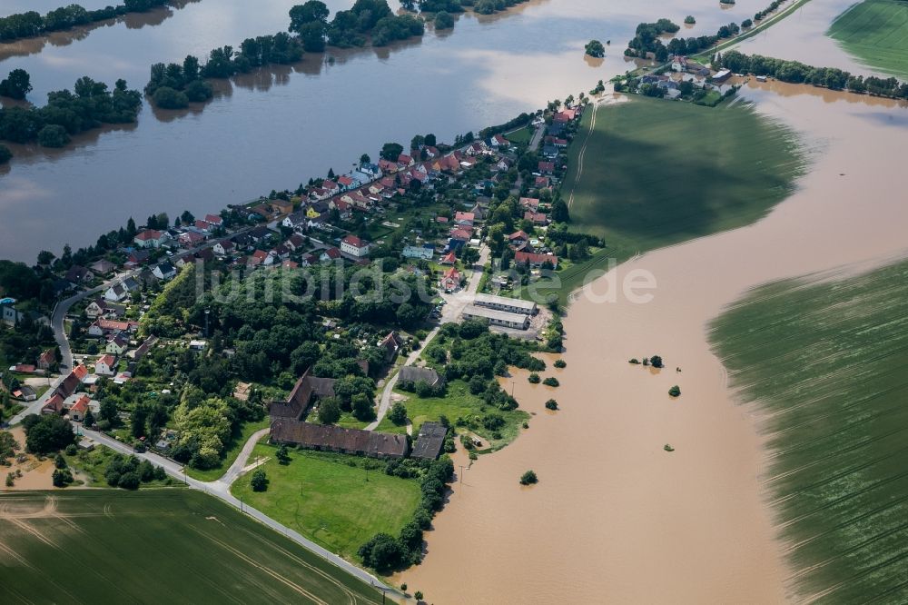 Nünchritz aus der Vogelperspektive: Situation während und nach dem Hochwasser am Ufer der Elbe in Grödel bei Nünchritz im Landkreis Meißen im Bundesland Sachsen