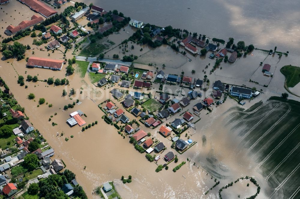 Luftbild Nünchritz - Situation während und nach dem Hochwasser am Ufer der Elbe in Nünchritz im Landkreis Meißen im Bundesland Sachsen