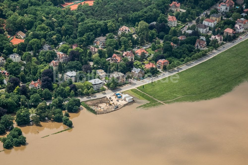 Luftaufnahme Dresden - Situation während und nach dem Hochwasser am Ufer der Elbe im Stadtteil Blasewitz in Dresden im Bundesland Sachsen