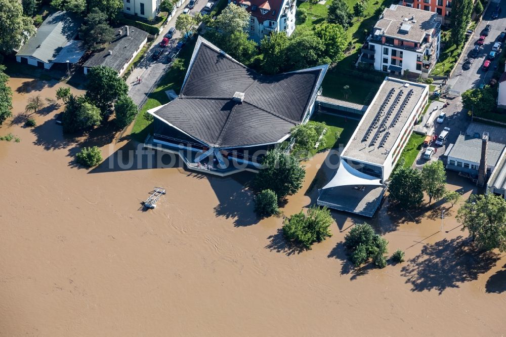 Luftbild Dresden - Situation während und nach dem Hochwasser am Ufer der Elbe im Stadtteil Striesen in Dresden im Bundesland Sachsen