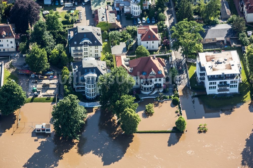 Luftaufnahme Dresden - Situation während und nach dem Hochwasser am Ufer der Elbe im Stadtteil Striesen in Dresden im Bundesland Sachsen
