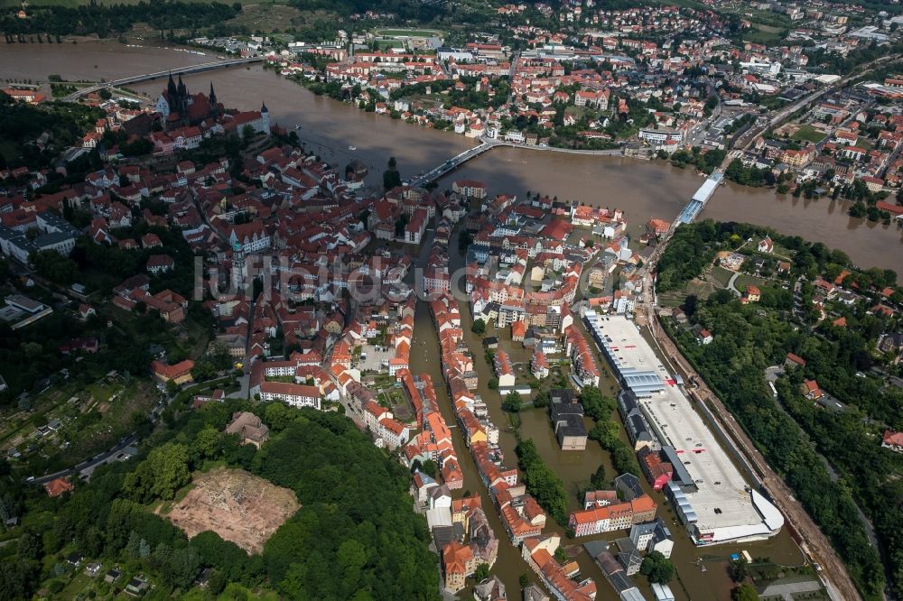 Luftbild Meißen - Situation während und nach dem Hochwasser am Ufer der Elbe im Stadtzentrum von Meißen im Bundesland Sachsen