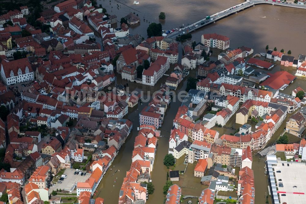 Meißen von oben - Situation während und nach dem Hochwasser am Ufer der Elbe im Stadtzentrum von Meißen im Bundesland Sachsen
