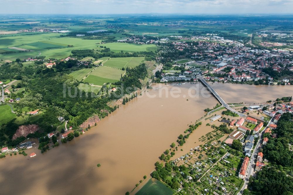 Meißen von oben - Situation während und nach dem Hochwasser am Ufer der Elbe im Stadtzentrum von Meißen im Bundesland Sachsen