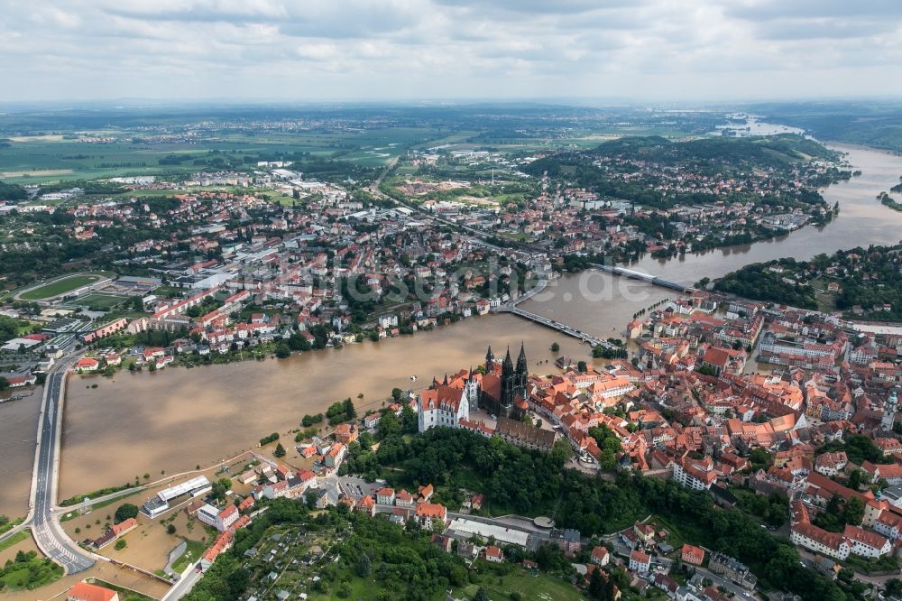 Meißen aus der Vogelperspektive: Situation während und nach dem Hochwasser am Ufer der Elbe im Stadtzentrum von Meißen im Bundesland Sachsen