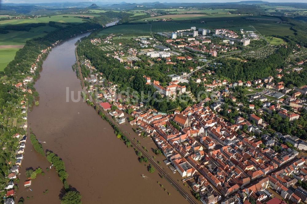 Luftbild Pirna - Situation während und nach dem Hochwasser am Ufer der Elbe im Stadtzentrum von Pirna im Landkreis Sächsische Schweiz-Osterzgebirge im Bundesland Sachsen