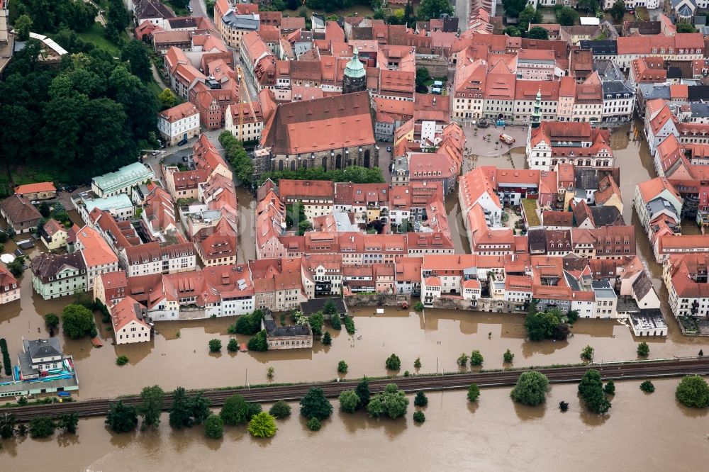 Pirna von oben - Situation während und nach dem Hochwasser am Ufer der Elbe im Stadtzentrum von Pirna im Landkreis Sächsische Schweiz-Osterzgebirge im Bundesland Sachsen