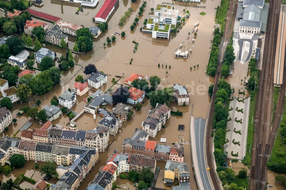 Luftaufnahme Pirna - Situation während und nach dem Hochwasser am Ufer der Elbe im Stadtzentrum von Pirna im Landkreis Sächsische Schweiz-Osterzgebirge im Bundesland Sachsen