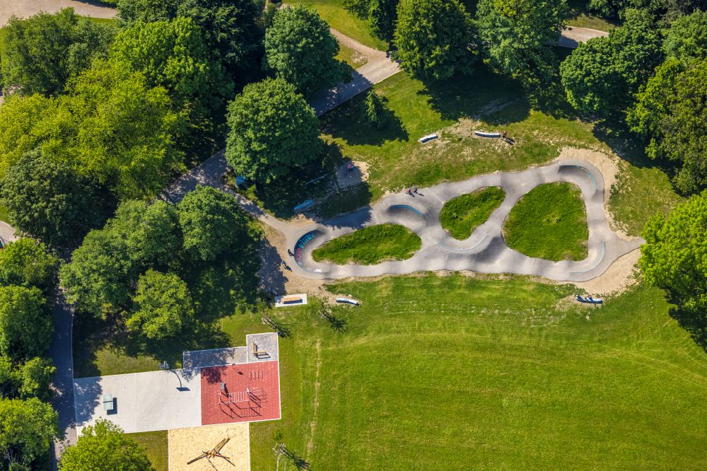 Bottrop aus der Vogelperspektive: Skatepark und Skatebahn im Ortsteil Batenbrock in Bottrop im Bundesland Nordrhein-Westfalen, Deutschland