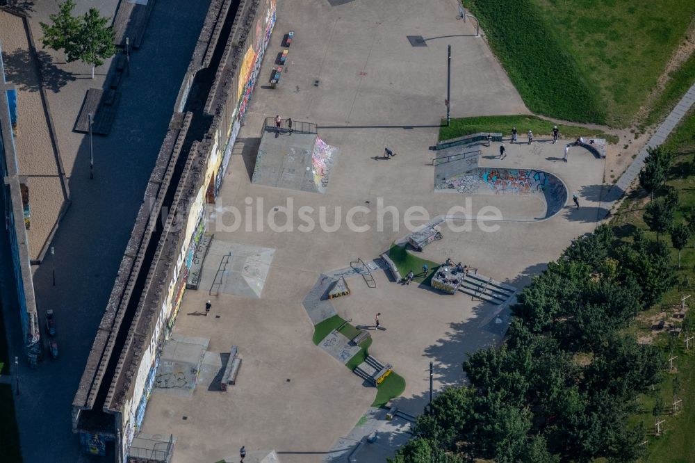 Luftaufnahme Duisburg - Skatepark und Skatebahn Skate Park im Rheinpark in Duisburg im Bundesland Nordrhein-Westfalen, Deutschland