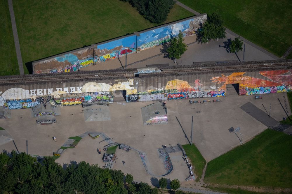 Duisburg aus der Vogelperspektive: Skatepark und Skatebahn Skate Park im Rheinpark in Duisburg im Bundesland Nordrhein-Westfalen, Deutschland