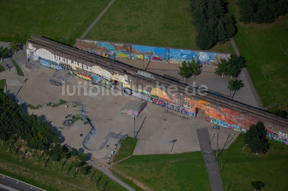 Luftaufnahme Duisburg - Skatepark und Skatebahn Skate Park im Rheinpark in Duisburg im Bundesland Nordrhein-Westfalen, Deutschland