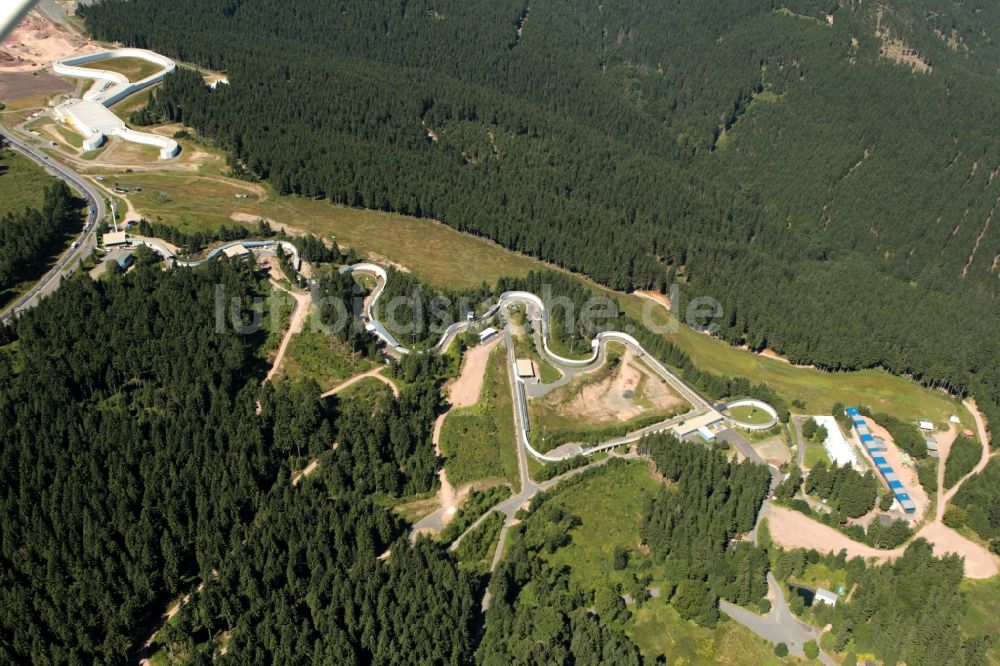 Luftbild Oberhof - Skibahn mit der neu errichtete Skihalle in Oberhof im Bundesland Thüringen
