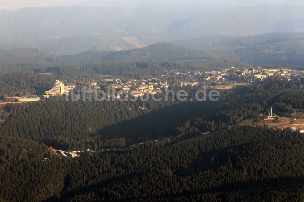 Luftaufnahme Oberhof - Skibahn der Skihalle in Oberhof im Bundesland Thüringen