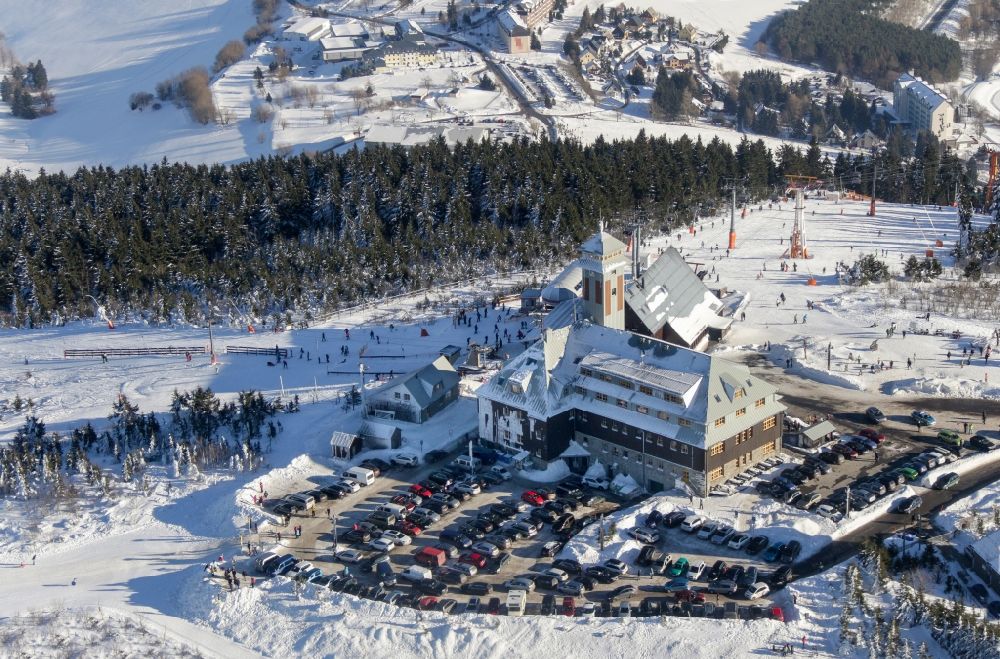 Oberwiesenthal von oben - Skigebiet und Hotel auf der Bergkuppe des Fichtelberg bei Oberwiesenthal im Erzgebirge im Bundesland Sachsen