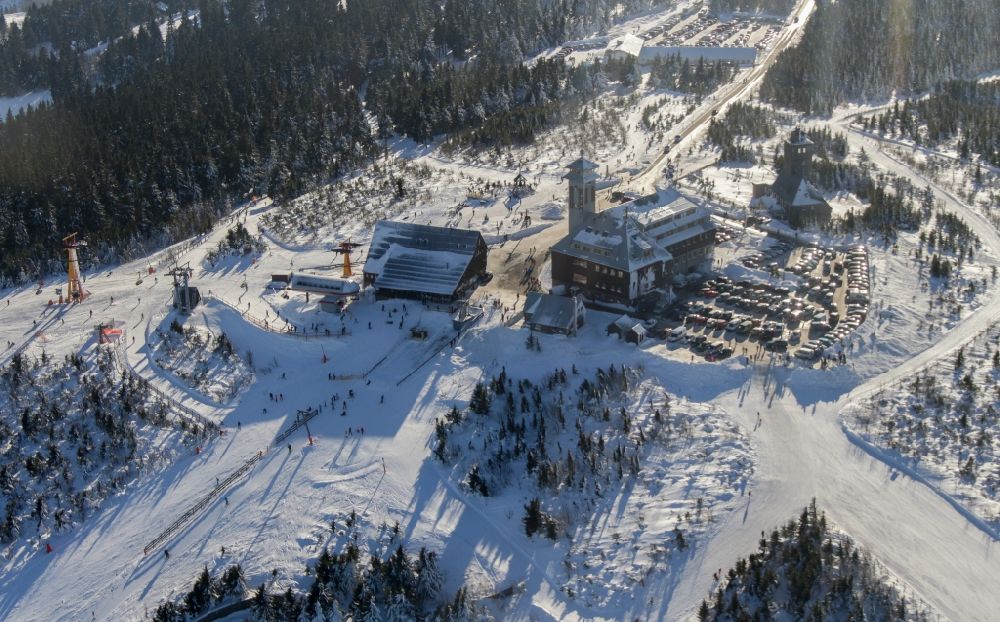 Luftaufnahme Oberwiesenthal - Skigebiet und Hotel auf der Bergkuppe des Fichtelberg bei Oberwiesenthal im Erzgebirge im Bundesland Sachsen