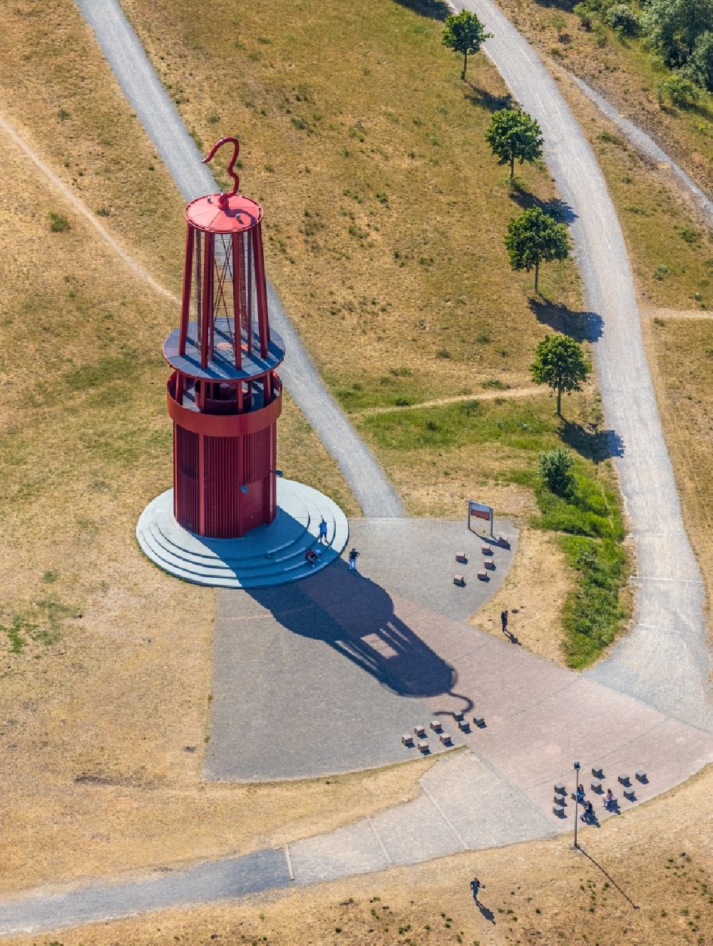Luftbild Moers - Skulptur einer übergroßen roten Grubenlampe auf dem Gelände der renaturierten Halde Rheinpreußen in Moers im Bundesland Nordrhein-Westfalen