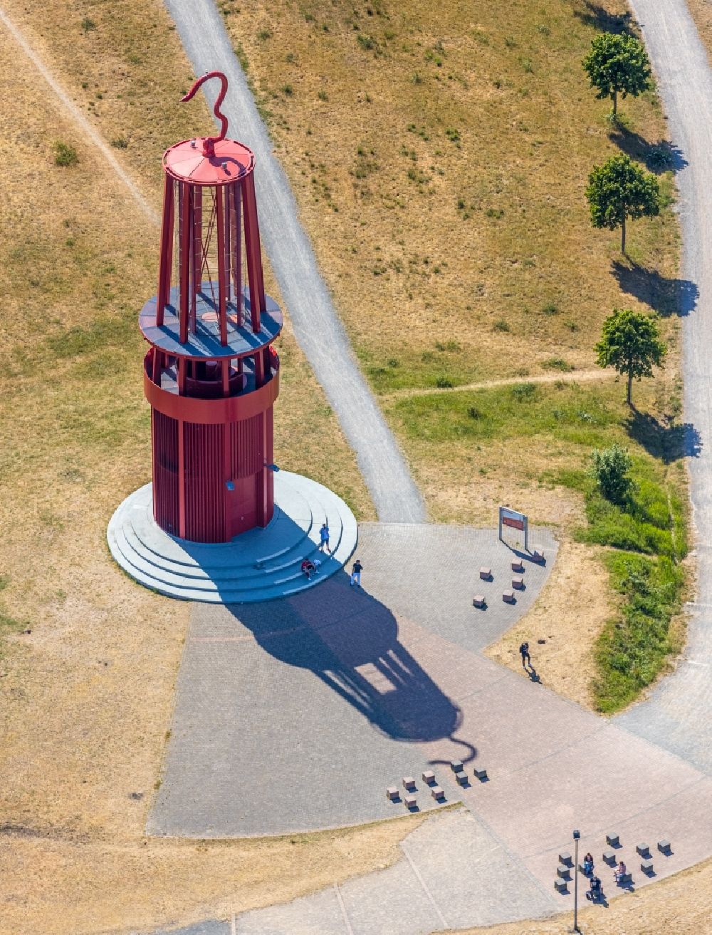 Luftaufnahme Moers - Skulptur einer übergroßen roten Grubenlampe auf dem Gelände der renaturierten Halde Rheinpreußen in Moers im Bundesland Nordrhein-Westfalen
