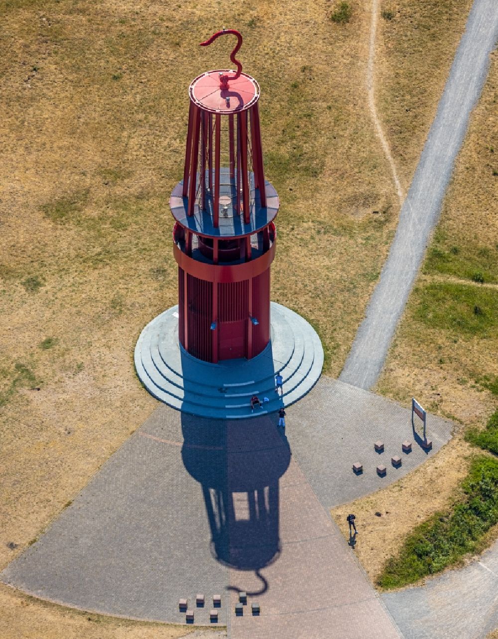 Moers aus der Vogelperspektive: Skulptur einer übergroßen roten Grubenlampe auf dem Gelände der renaturierten Halde Rheinpreußen in Moers im Bundesland Nordrhein-Westfalen