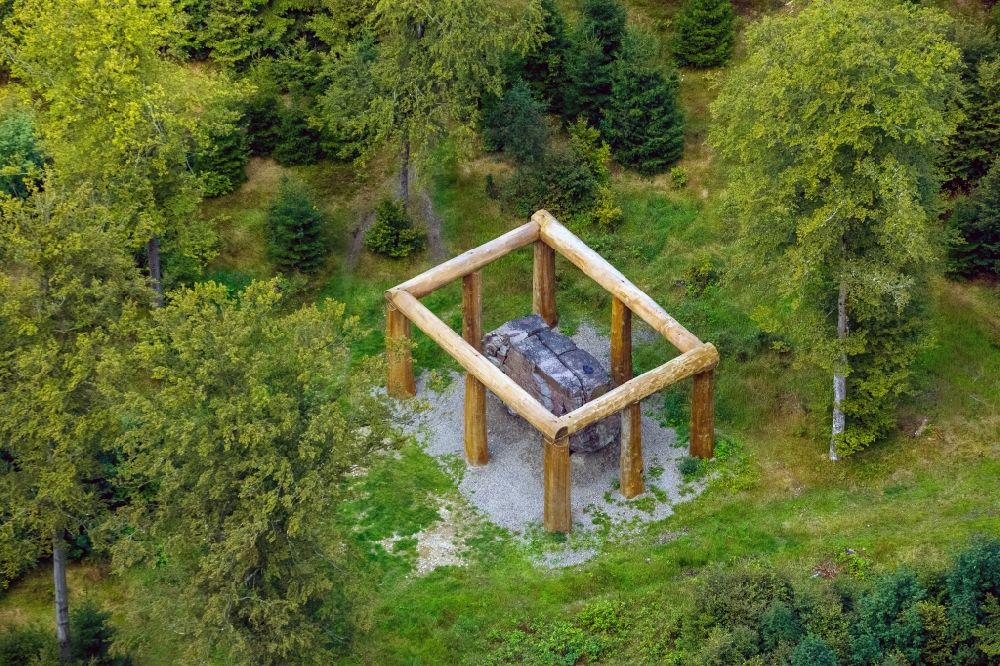 Luftbild Bad Berleburg - Skulptur Stein-Zeit-Mensch am Waldskulpturenweg in Bad Berleburg im Bundesland Nordrhein-Westfalen
