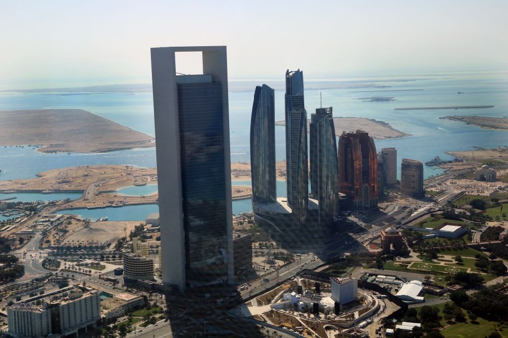 Abu Dhabi von oben - Skyline mit dem neuen dominanten Hochhaus des ADNOC Verwaltungszentrums und den Etihad Towers in Abu Dhabi in Vereinigte Arabische Emirate