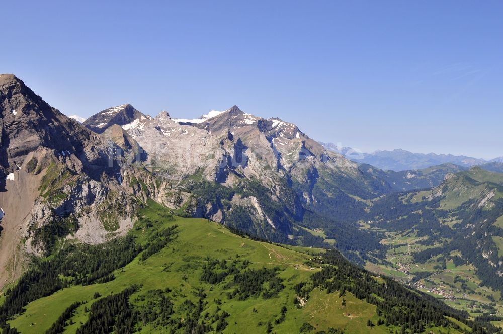 Luftbild Gsteig - Skyline von Schluchhorn, Sanetschhorn und Oldenhorn in den Berner Alpen, Schweiz