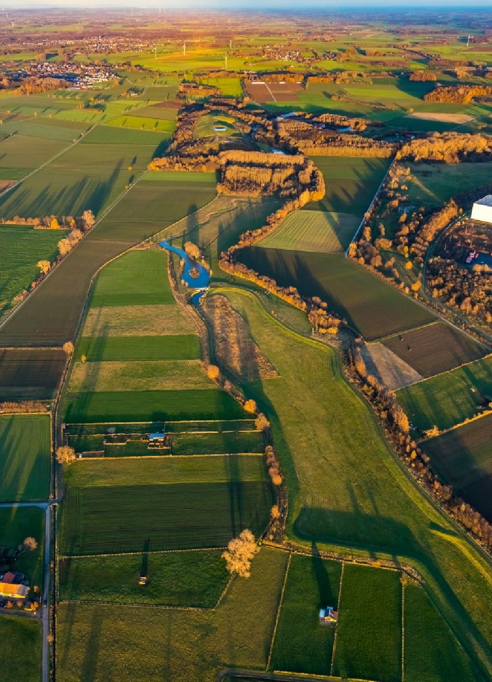 Luftbild Werl - Sönnerbach und Salzbach und Teich in herbstlicher Landschaft in Werl im Bundesland Nordrhein-Westfalen, Deutschland