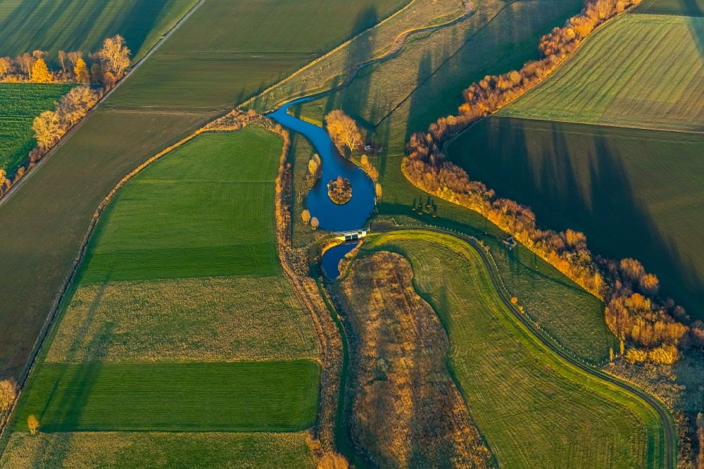 Werl aus der Vogelperspektive: Sönnerbach und Salzbach und Teich in herbstlicher Landschaft in Werl im Bundesland Nordrhein-Westfalen, Deutschland