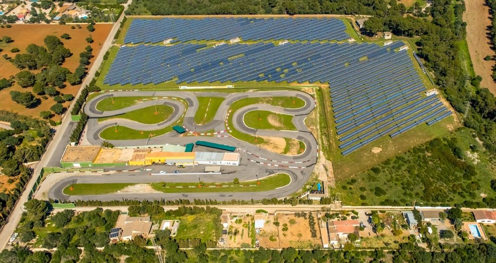 Can Picafort aus der Vogelperspektive: Solar- Photovoltaik- Anlage und Go-Kart- Bahn in Can Picafort in Balearische Insel Mallorca, Spanien